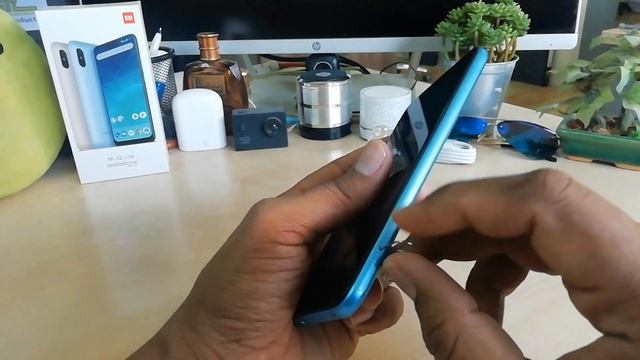 Xiaomi Mi A2 Lite: How to Insert SIM & SD Card смотреть онлайн