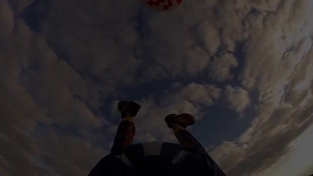 Красивый полет на воздушном шаре, прыжок с парашютом из воздушного шара смотреть онлайн