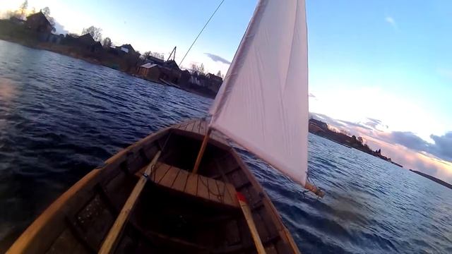 самодельная деревянная лодка под парусом смотреть онлайн
