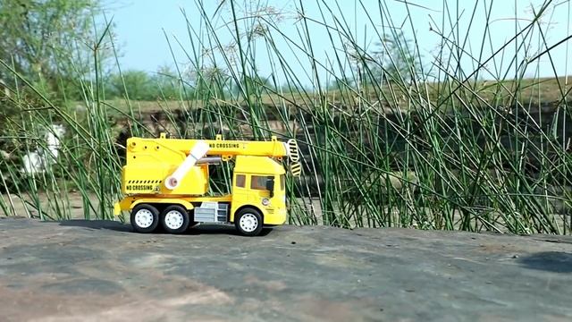 Трактор с машинками падает в воду, вытаскиваем краном смотреть онлайн