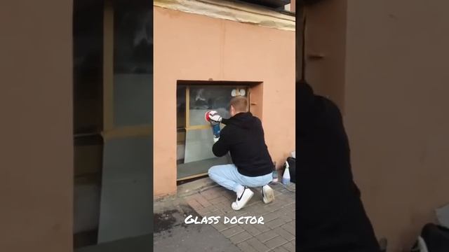 Полируем шлифуем стекло Удаление граффити , со стекла смотреть онлайн