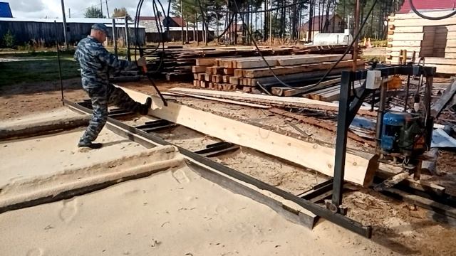 Процесс распиловки на шине | Шинная пилорами в работе | пилорама своими руками смотреть онлайн