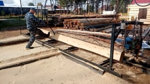 Процесс распиловки на шине | Шинная пилорами в работе | пилорама своими руками