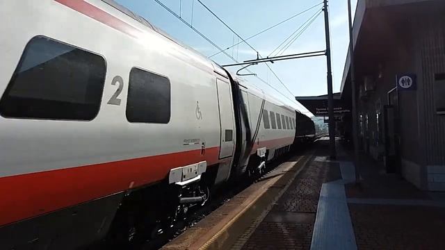 HD - Transito ad alta velocità del Frecciargento (FA 8431) Fiumicino Aeroporto - Venezia S. Lucia смотреть онлайн