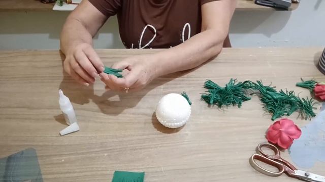 Centro de mesa topiaria com pérolas e rosas de eva na xícara. смотреть онлайн
