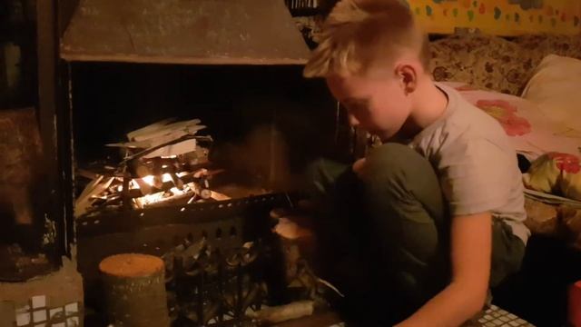 Ночевка на даче холодной осенью... смотреть онлайн