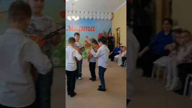 Наши мальчики танцуют для мам смотреть онлайн