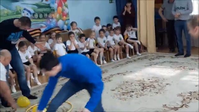 Спортивный праздник в подготовительных группах Почемучки и Умки Наши папы, молодцы! смотреть онлайн