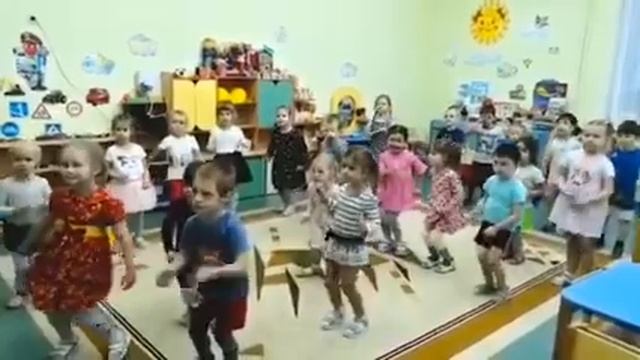Поздравление с Днем матери от воспитанников средней группы №1.