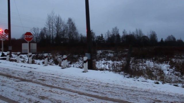 Железнодорожный переезд без шлагбаума. 2ТЭ116К-577 с хопперами смотреть онлайн