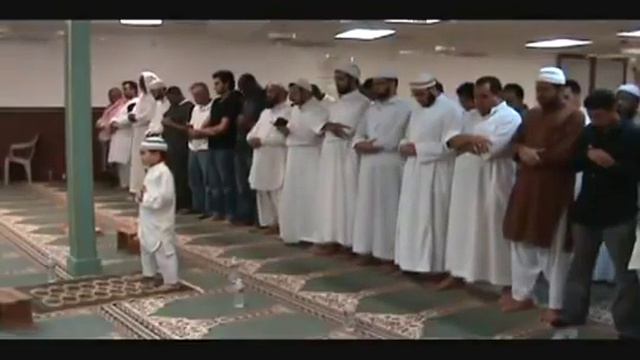 çocuk bir camide güzel namaz kılıyorlar maşallah маленький ребёнок красиво читает Коран смотреть онлайн