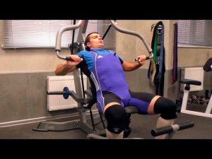 Жим сидя в грудном тренажёре: техника и нюансы