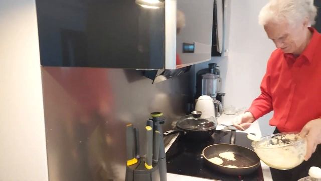 Дед на КУХНЕ! Драники бульбяные печёт! 2 апреля 2023г. смотреть онлайн