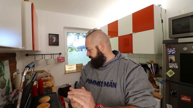 Den McDonalds Hamburger für NUR 1 EUR besser machen 🅶🅴🅷🆃 🅳🅰🆂? | Pommes Män смотреть онлайн