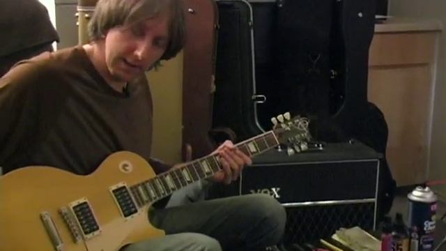 Gibson Les Paul: Electric Guitar Setup : How to String a Les Paul Guitar смотреть онлайн