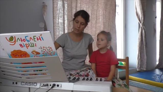 Уроки музики на домашньому навчанні: Софія співає колядку, навчається грати на синтезаторі і скрипц смотреть онлайн
