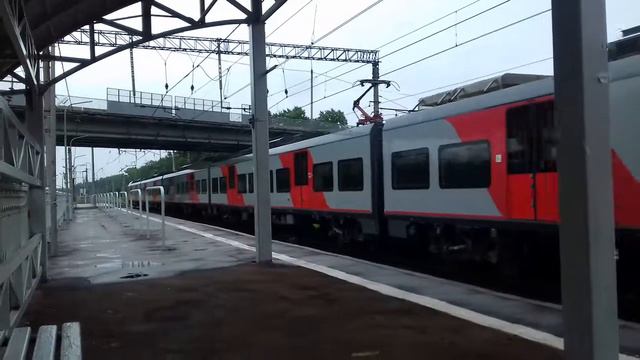Встреча Электропоездов ЭС2Г-105/102 "Комфорт" и ЭС2Г-036/038 "Ласточка" на о.п "Фроловское". смотреть онлайн