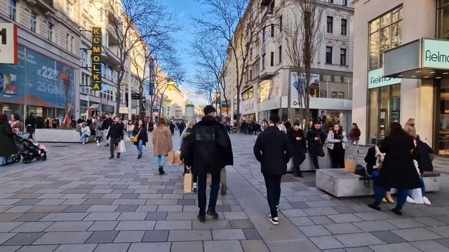 Mariahilfer Straße on a Saturday Afternoon | Vienna's Longest Shopping Street | January 2023 | 4k смотреть онлайн