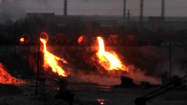 Слив шлака на отвалах Запорожсталя смотреть онлайн