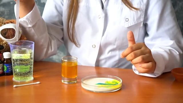 Эксперименты дома. Опыт "Рисунки на молоке" смотреть онлайн
