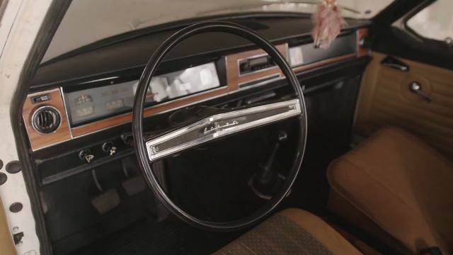 Oameni și Mașini în Moldova: colecționar la 26 de ani, cu mașini sovietice, franceze și japoneze смотреть онлайн