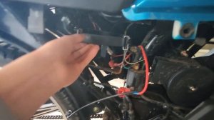 Где находится аккумулятор на мопеде.?