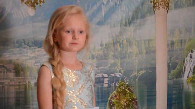 Maria Krasnikova.  Siffler Sur La Collin