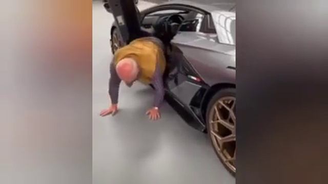 Не стоит откладывать покупку Ламборгини до пенсии смотреть онлайн