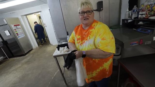 Eating Stud Muffin (A Bull) смотреть онлайн