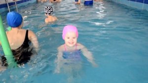 Как научить ребенка плавать и нырять. Занятия в бассейне для детей 2 лет.Видео для детей.