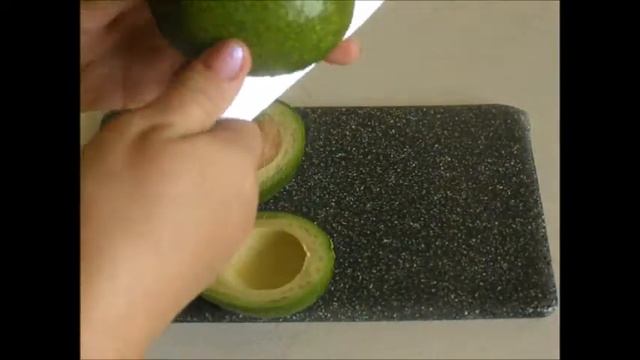 Вкусная закуска Авокадо с рыбой. Delicious snack Avocado with fish. смотреть онлайн