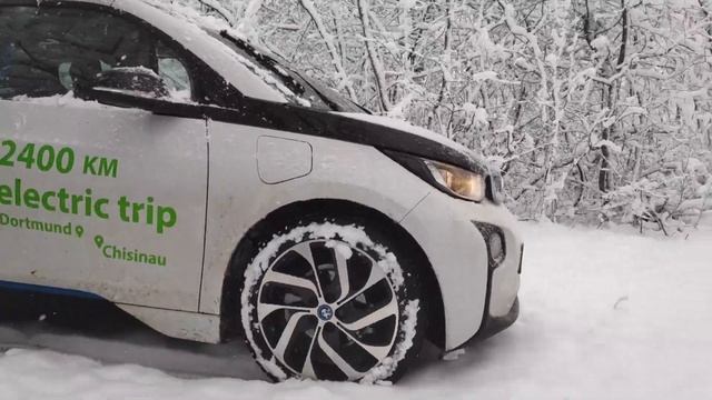 По мокрому снегу и плохим дорогам на BMW i3 смотреть онлайн
