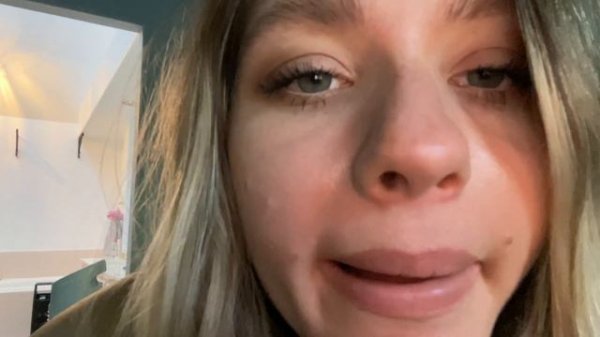 ASMR| Whispering on my iPhone