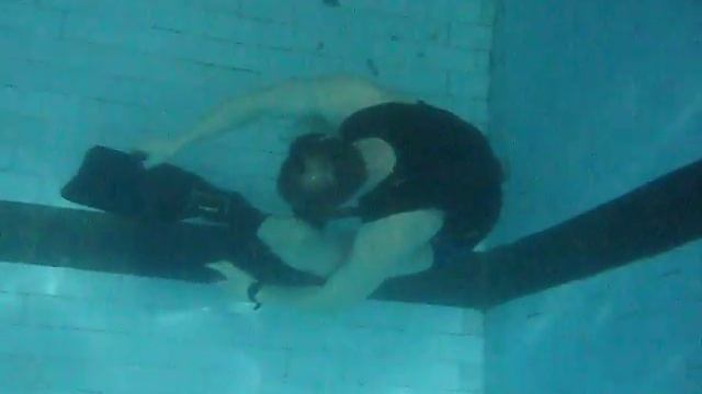 Тренировка задержки в бассейне смотреть онлайн