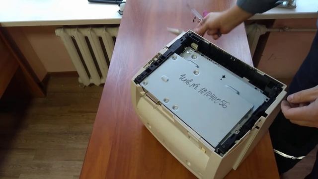 Как разобрать принтер Canon LBP 800 L10571E. Раскручиваем и снимаем облицовку принтера. смотреть онлайн