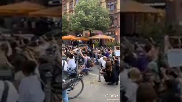 Немцы во Франкфурте на майне прощение у негров просят. смотреть онлайн