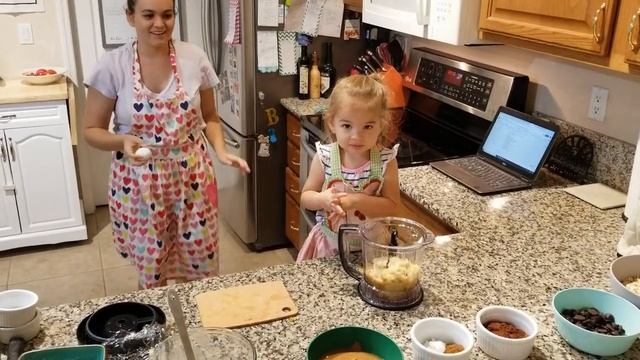 Cooking with Bree & Mini Me: Double Chocolate Orange Blender Muffins смотреть онлайн