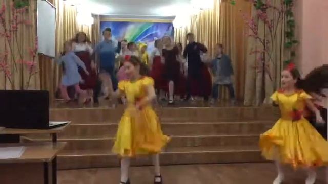 танец флешмоб 2Б 2017 год 04 марта смотреть онлайн