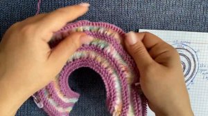 Вязанная жилетка спицами на круглой кокетке для клуба 28 петель