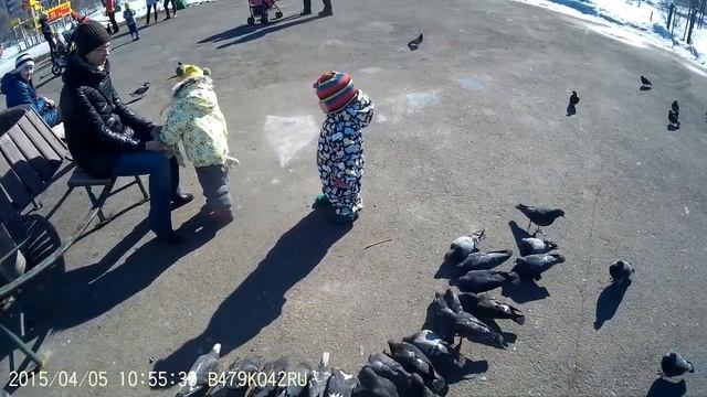 Саша гуляет на велосипеде смотреть онлайн