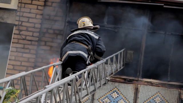Пожар на ул. Карпенко 2/1 (04.05.2016) смотреть онлайн