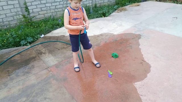Надуваем водой огромный гигантский шар .Ваня-солнце проводит эксперемент. смотреть онлайн