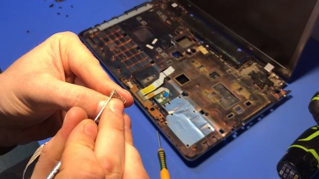 Легкое оживление мертвеца! Ноутбук Samsung NP350V5C. Вопрос к подписчикам смотреть онлайн