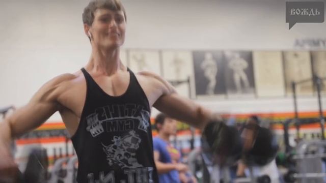 Тренировка грудных в Golds Gym | Жим 140 кг | Дэвид Лейд смотреть онлайн