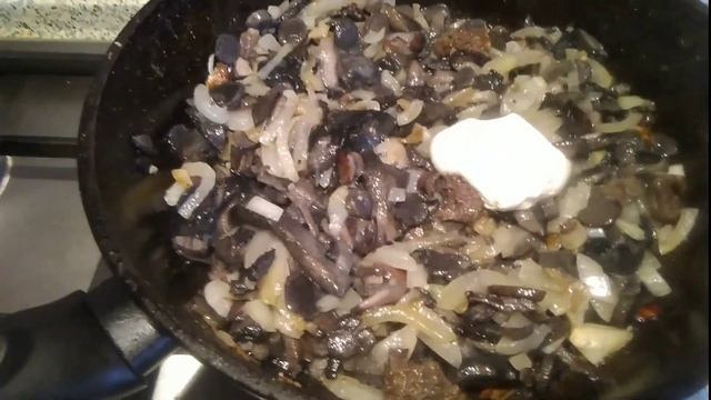 Грибы жареные с луком и сметаной. смотреть онлайн