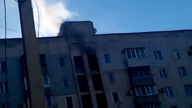 Пожар в Симферополе, ул. Батурина 44/50 - горела девятиэтажка смотреть онлайн
