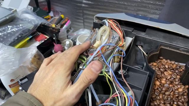 Delonghi Esam и Ecam - в чем разница. Наглядно в разборе. Что бывает со временем. смотреть онлайн