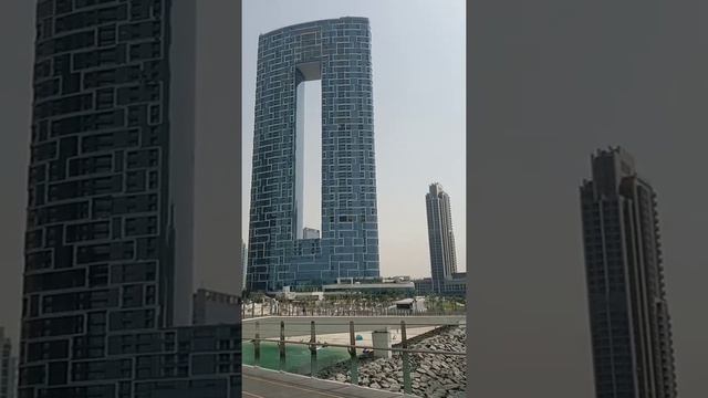 #shorts DUBAI 2021.Необычное здание в виде буквы О.An unusual building in the shape of the letter O смотреть онлайн