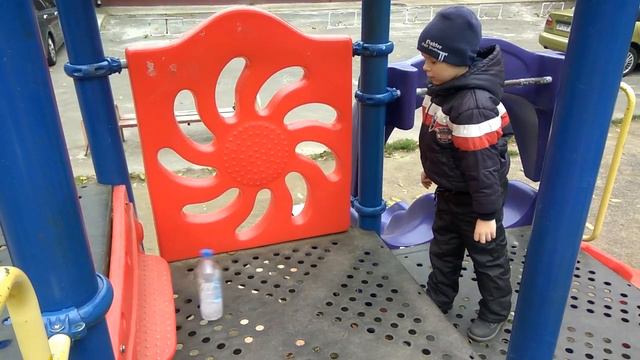 Бутылка воды челлендж на детской площадке// Water bottle flip challenge смотреть онлайн