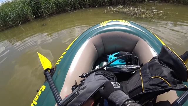 Рыбалка с рогаткой на лодке в морском заливе, Охота с рогаткой, Slingshot Fishing. смотреть онлайн